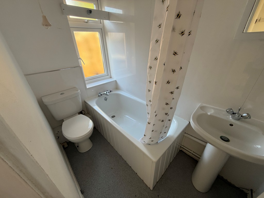 Lot: 97 - FOUR-BEDROOM HOUSE FOR REFURBISHMENT - Bathroom with WC